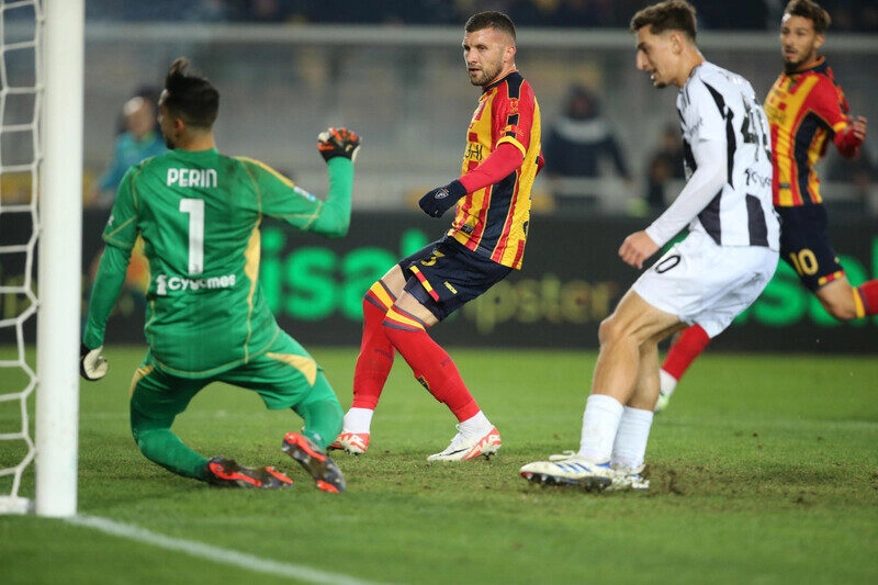 Lecce vs Juventus - Lão Bà chật vật